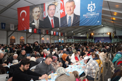 Büyükşehir’in İzmit’teki kardeşlik sofrası dolup taşıyor